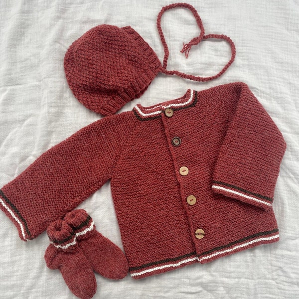 Ensemble bébé tricoté à la main composé d'un cardigan au crochet rouge pour bébé, d'un bonnet de lutin et de chaussettes confortables, vêtements pour bébé en tricot, tenue de retour à la maison, ensemble pour nouveau-né