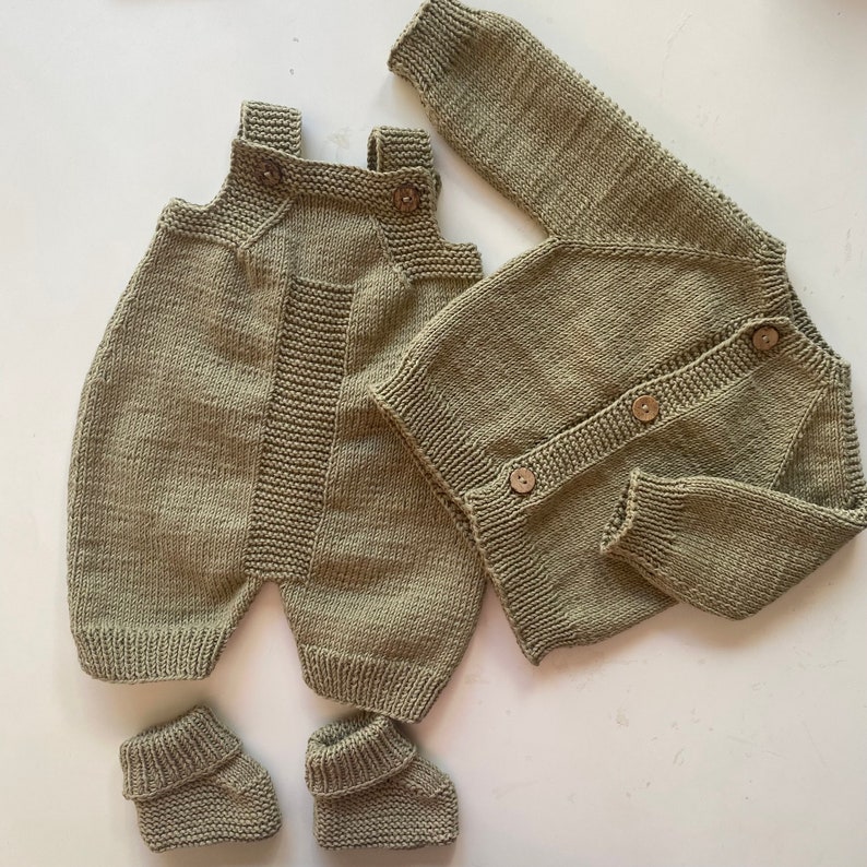 Vêtements bébé en tricot kaki pour cadeau nouveau-né, chaussons bébé en tricot pour bébés, cadeau cardigan corchet bébé pour bébé, barboteuse lavable pour bébé image 8
