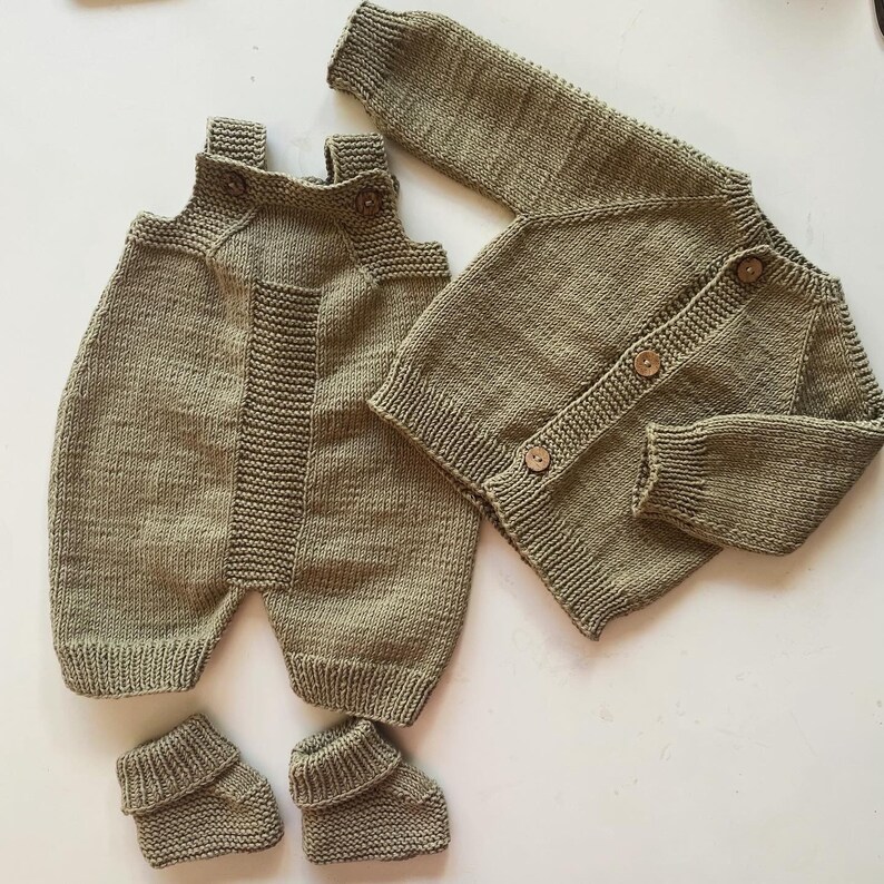 Vêtements bébé en tricot kaki pour cadeau nouveau-né, chaussons bébé en tricot pour bébés, cadeau cardigan corchet bébé pour bébé, barboteuse lavable pour bébé image 1