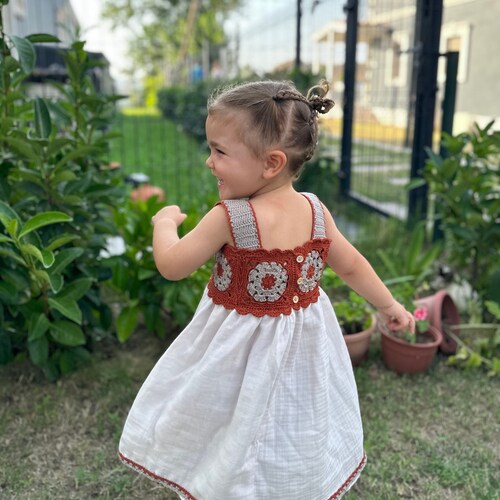 Handgefertigtes gehäkeltes Babykleid in Terrakotta – Boho-Outfit für Babys – Kleid für Kleinkinder zum Geburtstag oder als Blumenmädchen