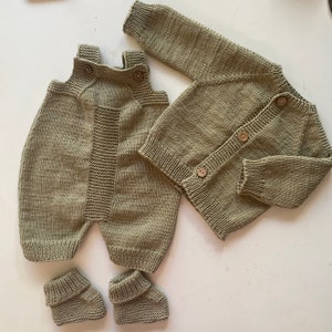 Vêtements bébé en tricot kaki pour cadeau nouveau-né, chaussons bébé en tricot pour bébés, cadeau cardigan corchet bébé pour bébé, barboteuse lavable pour bébé image 9