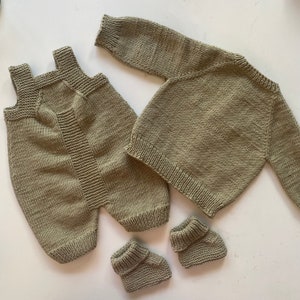 Vêtements bébé en tricot kaki pour cadeau nouveau-né, chaussons bébé en tricot pour bébés, cadeau cardigan corchet bébé pour bébé, barboteuse lavable pour bébé image 2