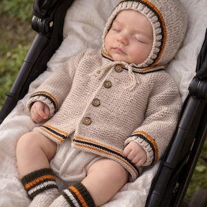 Handgestricktes Set aus Baby-Häkeljacke, Pixie-Mütze, kuscheligen Socken und Schal, gestrickte Babykleidung, Strick Winter Set für kinder