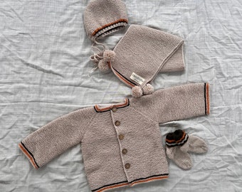 Ensemble tricoté à la main pour bébé : cardigan au crochet, bonnet de lutin, chaussettes confortables et écharpe, vêtements en tricot pour bébé, ensemble tricoté pour nouveau-né, tenue pour nouveau-né