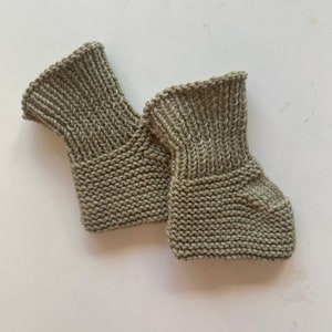 Vêtements bébé en tricot kaki pour cadeau nouveau-né, chaussons bébé en tricot pour bébés, cadeau cardigan corchet bébé pour bébé, barboteuse lavable pour bébé image 5