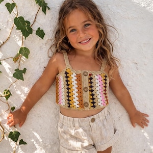 Boho-Häkel-Crop-Top für Mädchen – Handgefertigtes Sommer-Strickoberteil für Kleinkinder – Vintage-Regenbogen-Tanktop mit Knöpfen