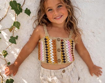 Boho-Häkel-Crop-Top für Mädchen – Handgefertigtes Sommer-Strickoberteil für Kleinkinder – Vintage-Regenbogen-Tanktop mit Knöpfen