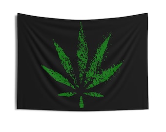 Puede incluir: Un tapiz negro con un diseño de hoja de marihuana verde. La hoja está estilizada y tiene un aspecto desgastado.