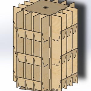 Puede incluir: Una unidad de almacenamiento rectangular de madera de color marrón claro con múltiples compartimentos. La unidad está construida con paneles de madera entrelazados, con una serie de ranuras y recortes. El diseño parece ser un estilo de paquete plano, listo para el montaje. La parte superior tiene un diseño circular.