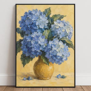 Puede incluir: Una pintura al óleo en un marco negro que representa un ramo de hortensias azules en un jarrón de cerámica amarillo. El fondo es una superficie amarilla texturizada y hay pequeños pétalos azules esparcidos en la base cerca del jarrón.