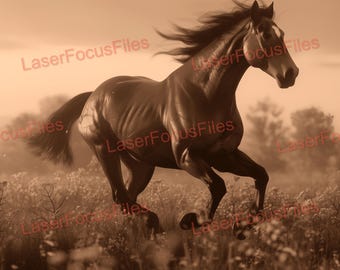 Puede incluir: Un caballo marrón corre a través de un campo de hierba alta. El caballo tiene una larga y fluida melena y cola. El fondo es de un color dorado suave.
