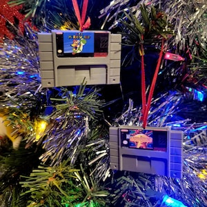 Adorno navideño con forma de cartucho de SNES