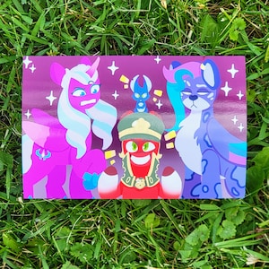 Könnte beinhalten: Eine Cartoon-Illustration mit vier Figuren in Pink, Blau und Rot. Die Figuren sind ein Einhorn, eine Katze, ein Drache und eine Kreatur mit einem roten Hut und einem roten Körper. Der Hintergrund ist ein lilafarbener Farbverlauf mit weißen Sternen.