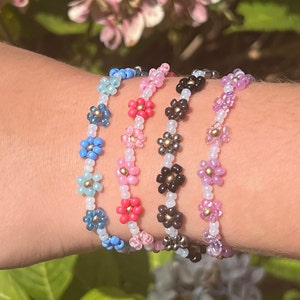 Beaded flower chain bracelet cottage core pastel iridesent tricolor monochrome elastic friendship bracelet gold accent seed bead jewelry