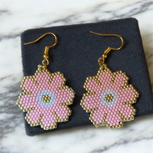 Brincos de margaridas com miçangas Miyuki: joias com miçangas de flores rosas