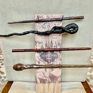 La collection de baguettes de carte du maraudeur par Roman's Wand Shop