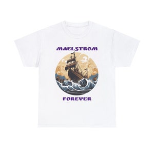 Könnte beinhalten: Weißes T-Shirt mit einem Grafikdruck eines Schiffes, das durch stürmische Wellen in einem Kreis segelt. Der Text "MAELSTROM FOREVER" ist in Lila über und unter dem Grafikdruck gedruckt.