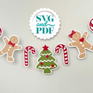 Op de afbeelding: Een feestelijke kerstslinger met peperkoekenmannetjes, zuurstokken, een kerstboom en pepermunt snoepjes. De slinger bevat de tekst "SVG and PDF" in turquoise. Ideaal voor vakantiedecoraties.