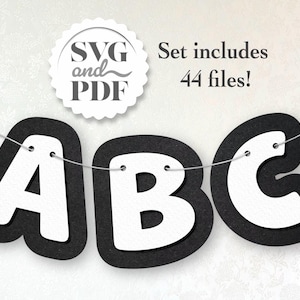 以下が含まれることがあります： 紐で吊るされた「ABC」と書かれた白黒のバナー。文字は白で黒い縁取りがあります。画像には「SVG and PDF」と書かれた白い円形のロゴも含まれています。「Set includes 44 files!」というテキストも表示されています。
