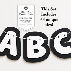 Puede incluir: Un conjunto de descarga digital que incluye 44 archivos únicos en formatos SVG, PNG y PDF. La imagen muestra las letras A, B y C como caracteres blancos con bordes negros, ensartados en un cordel blanco fino para formar un cartel.