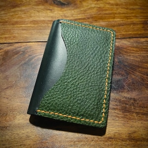 Cartera minimalista de piel de grano completo, plegable, de diseño fino y artesanal, para hombre, hecha a medida.