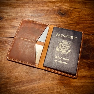 Cartera para pasaporte plegable de piel italiana de grano completo, hecha a mano y hecha a pedido.