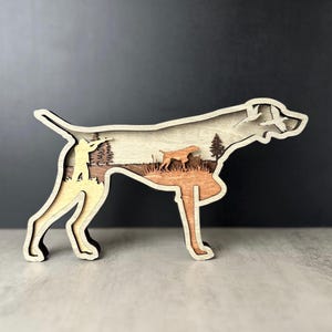 Escultura de madera en capas de un Braco Alemán de Pelo Corto (GSP), ideal para colocar sobre una superficie o colgar en la pared. Obra de arte sobre un perro de caza de tierras altas.