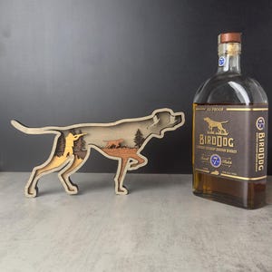 Escultura de madera laminada de un Pointer Inglés, arte de perro de caza de aves de montaña.