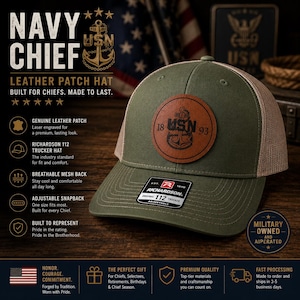 Puede incluir: Una gorra tipo camionero de color verde oliva con un parche redondo de cuero marrón en el panel frontal. El parche está grabado con láser con un emblema de ancla USN, los números 18 y 93, y una pegatina negra en la visera que dice Richardson 112.