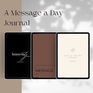 Op de afbeelding: Drie digitale tabletschermen die verschillende journal covers weergeven. De eerste cover is zwart met witte tekst die "letters to you, a message a day" luidt. De tweede cover is bruin met witte tekst die "A MESSAGE a day" luidt. De derde cover is crèmekleurig met bruine tekst die "WHILE WE'RE APART, a message a day" luidt.