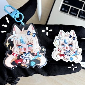 Pode incluir: Uma caneca de cerâmica branca com uma alça preta e o texto "But first, coffee" em estilo manuscrito. A caneca está sobre uma superfície branca. A caneca tem 10 cm de altura.