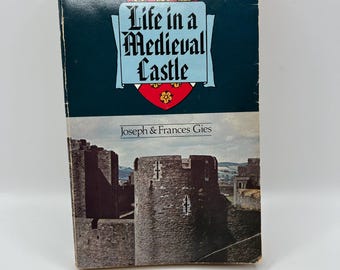 Leven in een middeleeuws kasteel boek middeleeuwen Europa ridders ridderlijkheid militair boek cadeau jaren 1970 vintage zeldzame jacht muziek landbouw boekenliefhebber