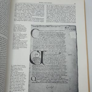 Op de afbeelding: Een pagina uit een boek over de geschiedenis van boeken in kloosters. De pagina toont een zwart-wit afbeelding van een grote, versierde letter Q, met de tekst "Museum Britannicum" in de letter. De tekst op de pagina is in het Latijn en behandelt de boeken die kloosters in de 12e eeuw bezaten.