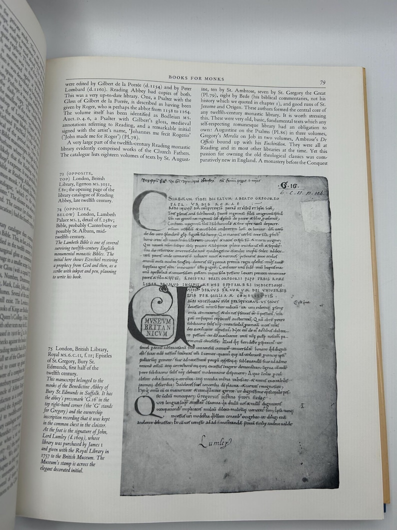 Op de afbeelding: Een pagina uit een boek over de geschiedenis van boeken in kloosters. De pagina toont een zwart-wit afbeelding van een grote, versierde letter Q, met de tekst "Museum Britannicum" in de letter. De tekst op de pagina is in het Latijn en behandelt de boeken die kloosters in de 12e eeuw bezaten.