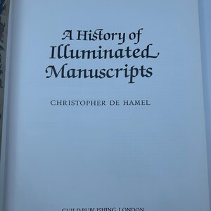Op de afbeelding: Een boek getiteld "A History of Illuminated Manuscripts" door Christopher de Hamel, uitgegeven door Guild Publishing, Londen.