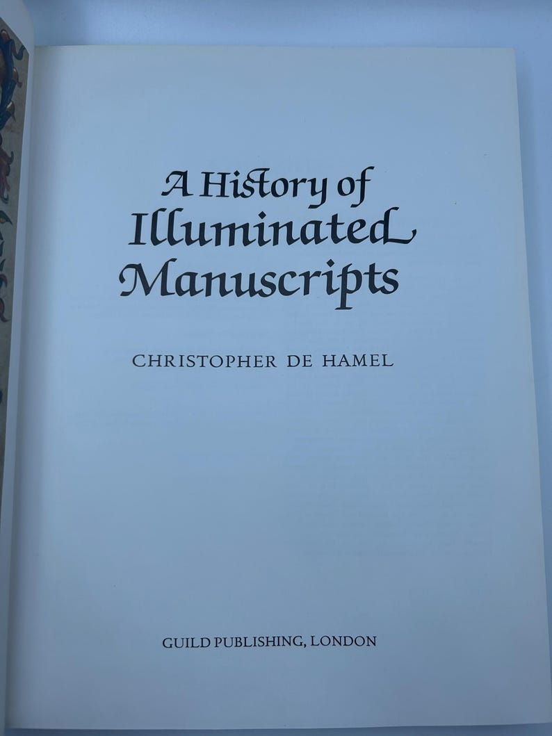 Op de afbeelding: Een boek getiteld "A History of Illuminated Manuscripts" door Christopher de Hamel, uitgegeven door Guild Publishing, Londen.