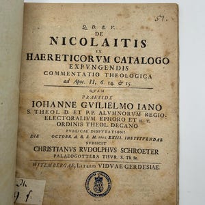 Puede incluir: Página de libro abierto con papel envejecido y texto negro. El título dice "DE NICOLAITIS EX HAERETICORVM CATALOGO EXPVNGENDIS". Un sello es visible en la parte inferior. La página está ligeramente amarillenta.