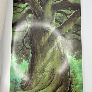 Puede incluir: Ilustraci&oacute;n de un &aacute;rbol grande y antiguo con un tronco grueso y texturizado y ramas extendidas. El &aacute;rbol est&aacute; representado en tonos verdes y marrones, con la luz del sol filtr&aacute;ndose a trav&eacute;s de las hojas, creando una escena forestal serena.