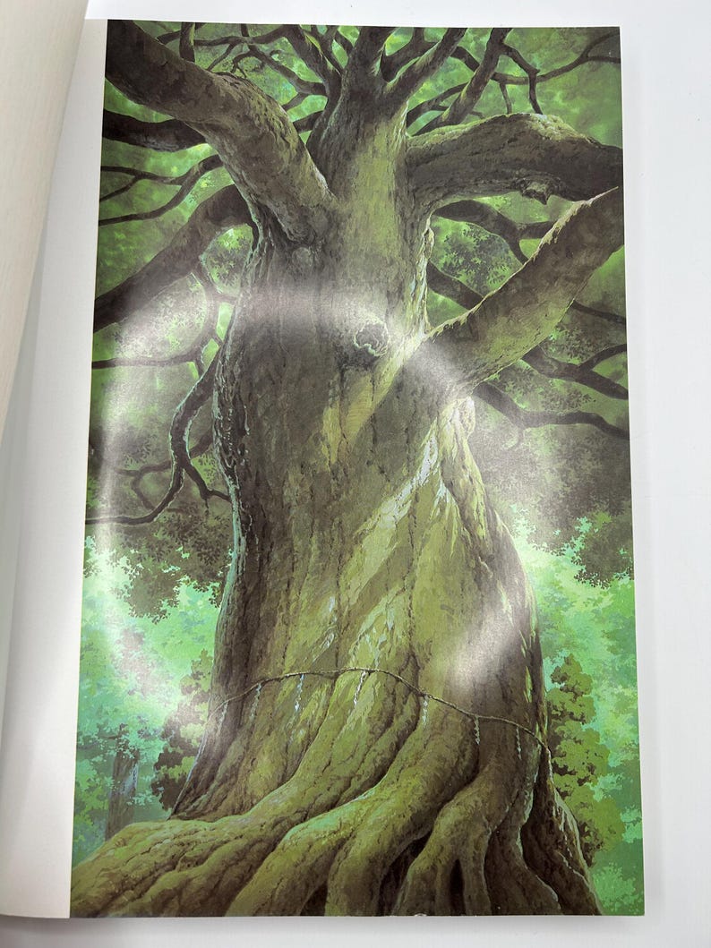 Puede incluir: Ilustraci&oacute;n de un &aacute;rbol grande y antiguo con un tronco grueso y texturizado y ramas extendidas. El &aacute;rbol est&aacute; representado en tonos verdes y marrones, con la luz del sol filtr&aacute;ndose a trav&eacute;s de las hojas, creando una escena forestal serena.
