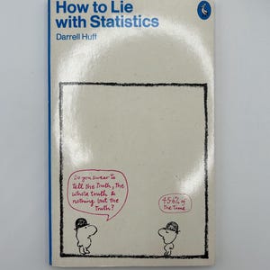 Może przedstawiać: Antyczna książka w miękkiej oprawie zatytułowana "Jak kłamać za pomocą statystyki" autorstwa Darrella Huffa. Okładka przedstawia kreskówkową ilustrację dwóch mężczyzn w kapeluszach, jeden pyta drugiego, czy przysięga, że ​​powiedzieć prawdę, całą prawdę i nic poza prawdą. Drugi mężczyzna odpowiada: "45-6% czasu."