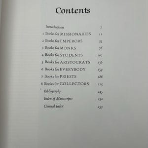 Op de afbeelding: Een boek getiteld "Contents" met een inhoudsopgave die de hoofdstukken en paginanummers vermeldt. De hoofdstukken omvatten "Inleiding", "Boeken voor missionarissen", "Boeken voor keizers", "Boeken voor monniken", "Boeken voor studenten", "Boeken voor aristocraten", "Boeken voor iedereen", "Boeken voor priesters", "Boeken voor verzamelaars", "Bibliografie", "Index van manuscripten" en "Algemene index".