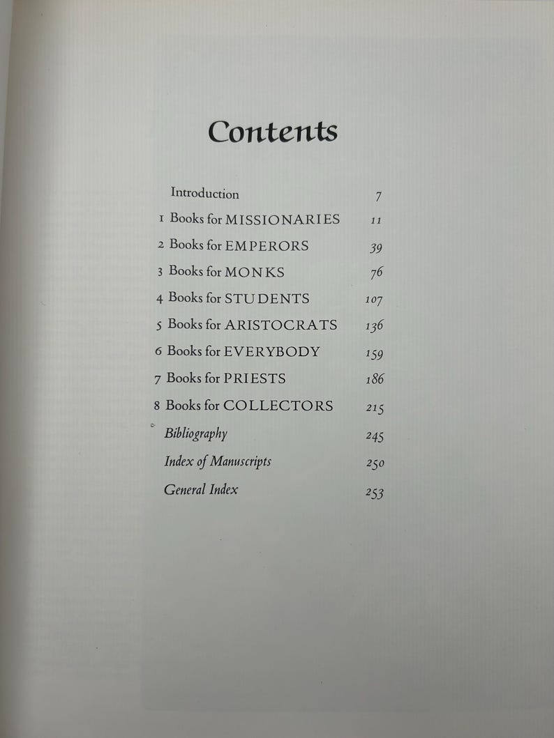 Op de afbeelding: Een boek getiteld "Contents" met een inhoudsopgave die de hoofdstukken en paginanummers vermeldt. De hoofdstukken omvatten "Inleiding", "Boeken voor missionarissen", "Boeken voor keizers", "Boeken voor monniken", "Boeken voor studenten", "Boeken voor aristocraten", "Boeken voor iedereen", "Boeken voor priesters", "Boeken voor verzamelaars", "Bibliografie", "Index van manuscripten" en "Algemene index".
