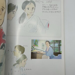 Puede incluir: P&aacute;gina de un libro de arte de animaci&oacute;n con bocetos de personajes. Los dibujos representan a una mujer con una bata estampada, una mujer con un vestido azul y otras figuras. Texto japon&eacute;s visible.
