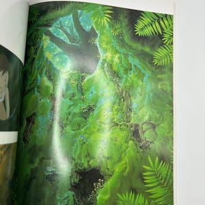 Puede incluir: Una vibrante ilustraci&oacute;n de una exuberante escena forestal verde. La obra de arte representa un denso dosel de &aacute;rboles y follaje, con la luz del sol filtr&aacute;ndose. La imagen muestra una variedad de texturas y tonos de verde.