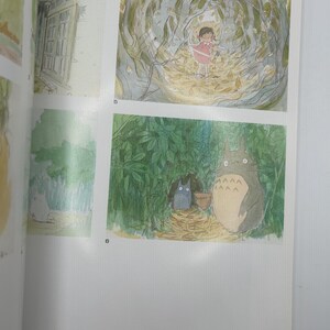 Puede incluir: Ilustraciones en acuarela de un libro. Una muestra a una ni&ntilde;a con un vestido rosa en un bosque. Otra representa a dos personajes, uno grande y gris, el otro peque&ntilde;o y azul, en un bosque de bamb&uacute;.
