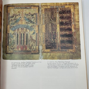 Op de afbeelding: Twee pagina's uit een verlicht manuscript, met een miniatuur van de vier evangelisten die hun evangeli&euml;n schrijven. De miniatuur is in klassieke stijl, met felle kleuren en gouden accenten. De tekst op de rechterpagina luidt: "CVMESSE TA MALER JOSEPH CONVENIR T HABENS M JOSEPH AV CVMESSEL".