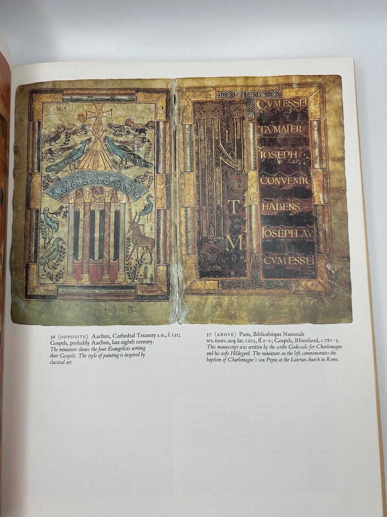 Op de afbeelding: Twee pagina's uit een verlicht manuscript, met een miniatuur van de vier evangelisten die hun evangeli&euml;n schrijven. De miniatuur is in klassieke stijl, met felle kleuren en gouden accenten. De tekst op de rechterpagina luidt: "CVMESSE TA MALER JOSEPH CONVENIR T HABENS M JOSEPH AV CVMESSEL".