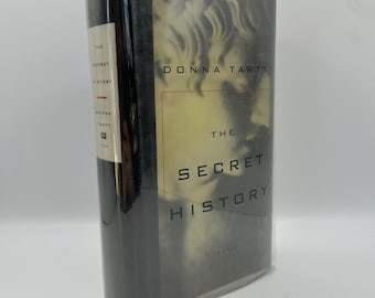 La historia secreta de Donna Tartt. Primera edición, cuarta impresión. Decoración estilo academia oscura. Regalos para amantes de los libros. Literatura para bibliotecas universitarias y domésticas.