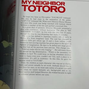 Puede incluir: P&aacute;gina de un libro con el t&iacute;tulo "MY NEIGHBOR TOTORO" en rojo. El texto describe la creaci&oacute;n de la pel&iacute;cula, el director Hayao Miyazaki y los temas de la naturaleza y la infancia.