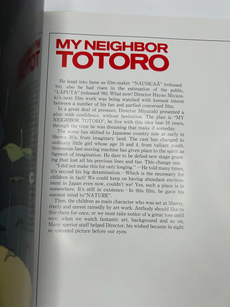 Puede incluir: P&aacute;gina de un libro con el t&iacute;tulo "MY NEIGHBOR TOTORO" en rojo. El texto describe la creaci&oacute;n de la pel&iacute;cula, el director Hayao Miyazaki y los temas de la naturaleza y la infancia.